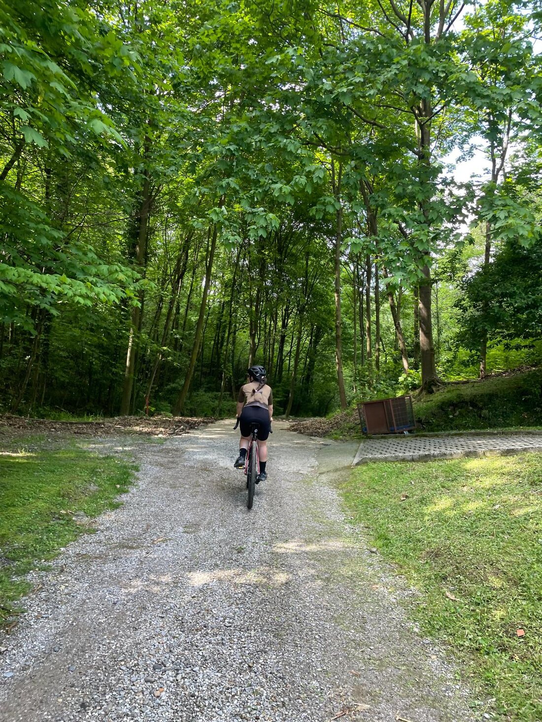 Ciclisti su sterrato lungo il fiume Olona